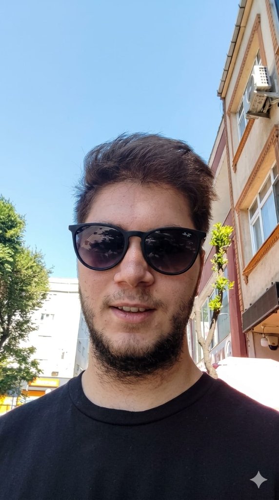 Güneş gözlüğüyle