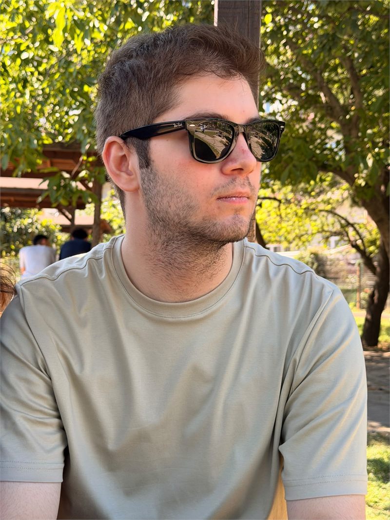 Parkta güneş gözlüğüyle